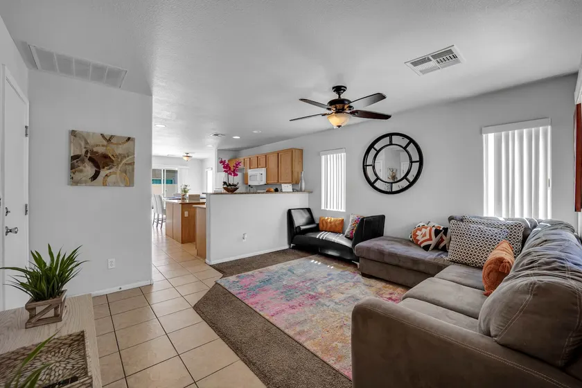 Clean and Cozy 3 bedroom house with garage - Image 1