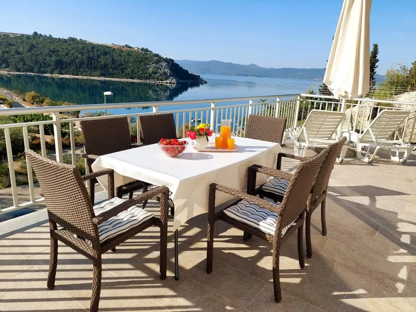 Luxury Apartment First row with wide teracess - Image 1