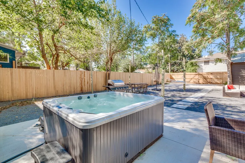 HEART OF PLAZA District | HOT TUB | POOL TABLE - Image 1