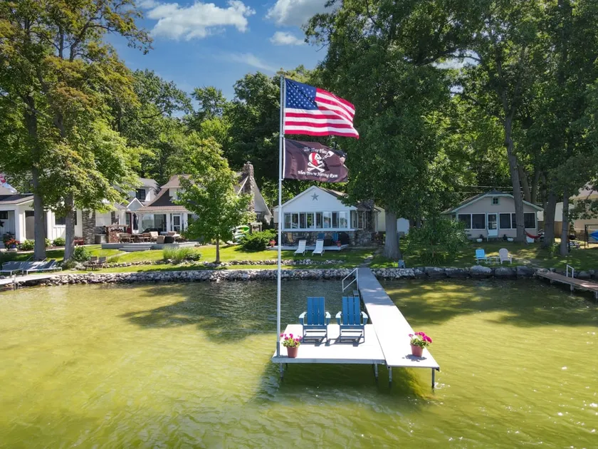 Gun Lake Cottage - Bonfire, AC, Full Kitchen, Gazebo! Dock your boat or rent one - Image 1