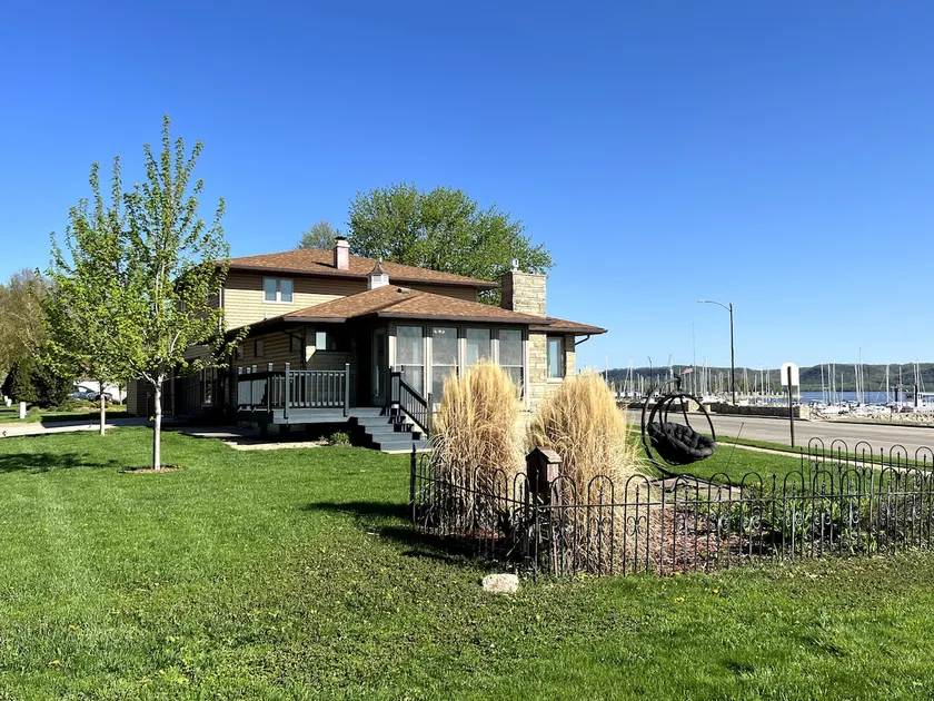 Cheerful beautiful home with an amazing lake view. - Image 1