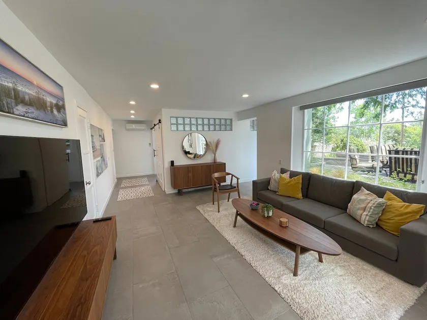 Spacious, private guest suite in great area - Image 1