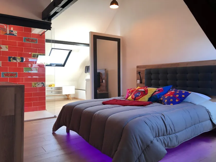 House with billiard room, parking + private garage - Image 1