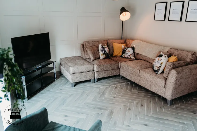 Lux 2BR, Free Parking,Central Location, King Bed - Image 1