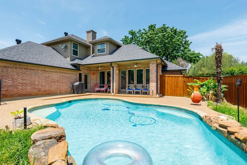 Large Executive Family Home with Pool near DFW Apt - Image 1
