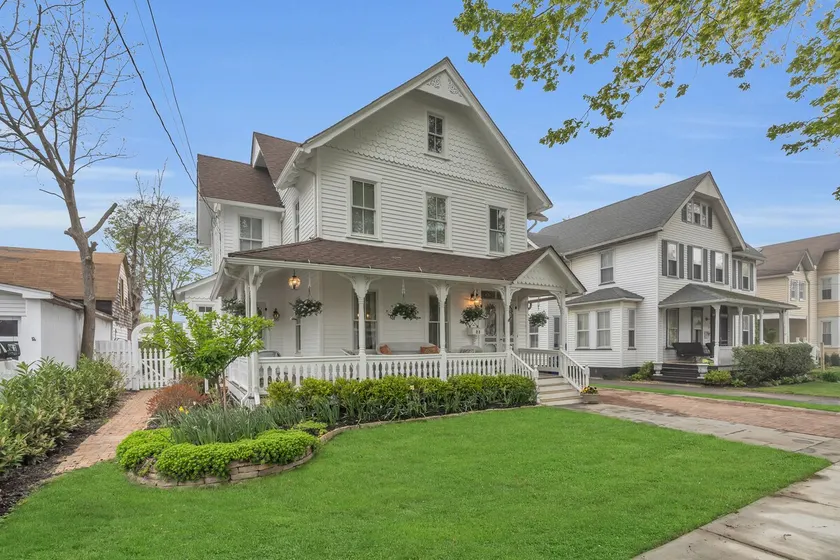 Beautiful 3 bedroom 2.5 bath victorian home - Image 1