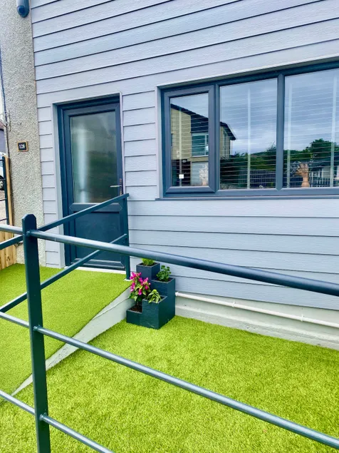 Disabled & pet friendly with enclosed garden - Image 1