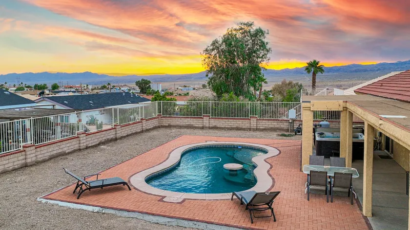 \"Lake Lounge\" pool home 5 mins from Lake Mohave - Image 1