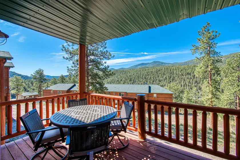Comfy Condo with Gas Fireplace, Deck and Garage - Image 1