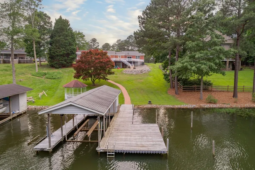 The comforts of home in a gorgeous lakefront home! - Image 1