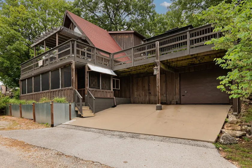 Table Rock Lake Retreat 4BR/4BA Boat Parking /Ramp - Image 1