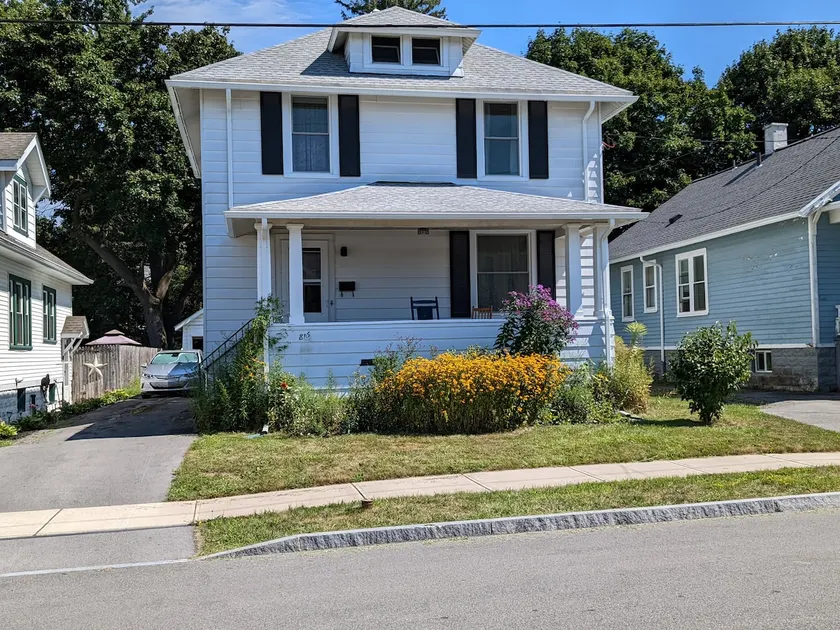 Comfortable light-filled, 1920's home w/EV Charger - Image 1