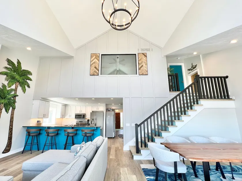 Lakehouse with 3 Big Suites, Total of 6 Bedrooms 4 Baths, & HUGE Beach - Image 1