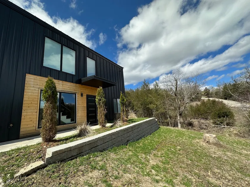 Scandinavian Lake House Sleeps 12 & Pool - Image 1