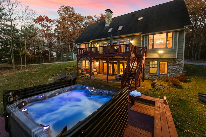 Wisp'd Away-Lakefront*DOCK*on 3+acres - Image 1