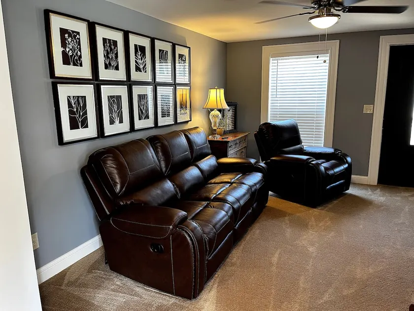 Elegant home that sleeps 5 & Fire Pit- Has it all! - Image 1