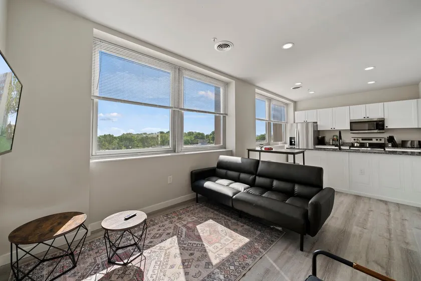 Charming 2 BED 2 BATH with free parking.APT 42 - Image 1