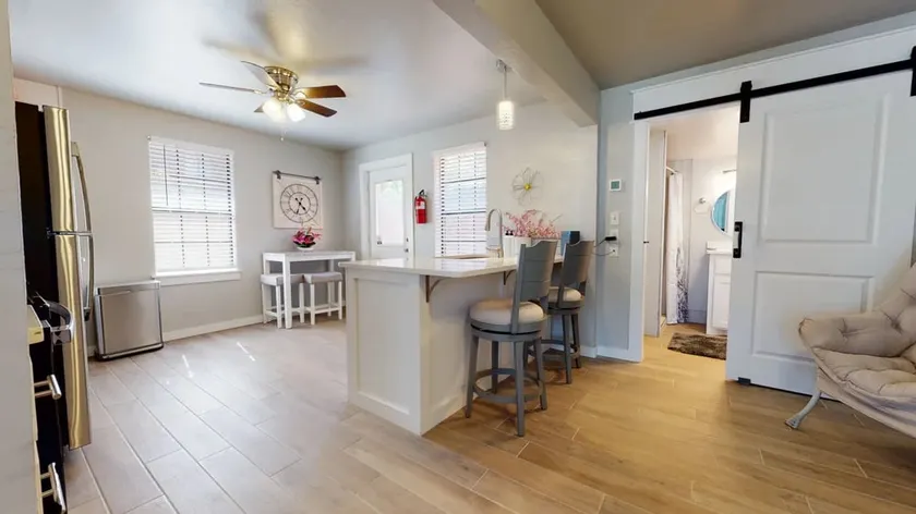 Adorable 1 bedroom cabin with free on-site parking - Image 1