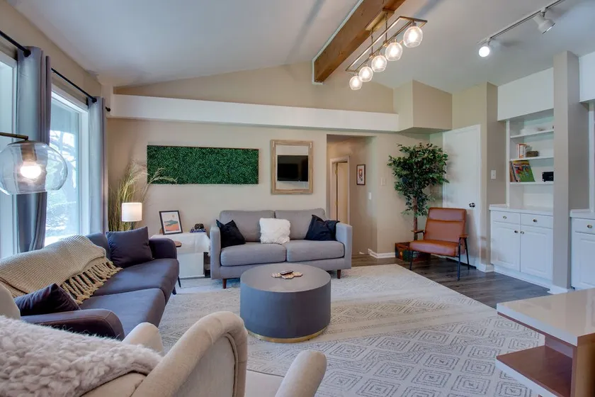 Modern spacious 2-BR apartment // just minutes from downtown!! - Image 1