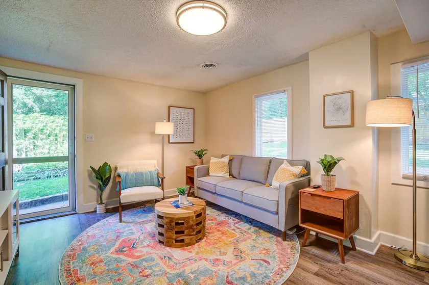 Cute & Cozy Carriage House Short Walk to Downtown - Image 1