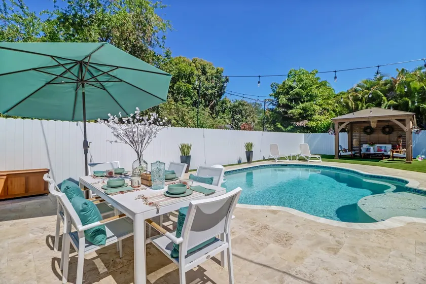 Cozy Vacation Home * Heated Pool*Near The Beach ! - Image 1