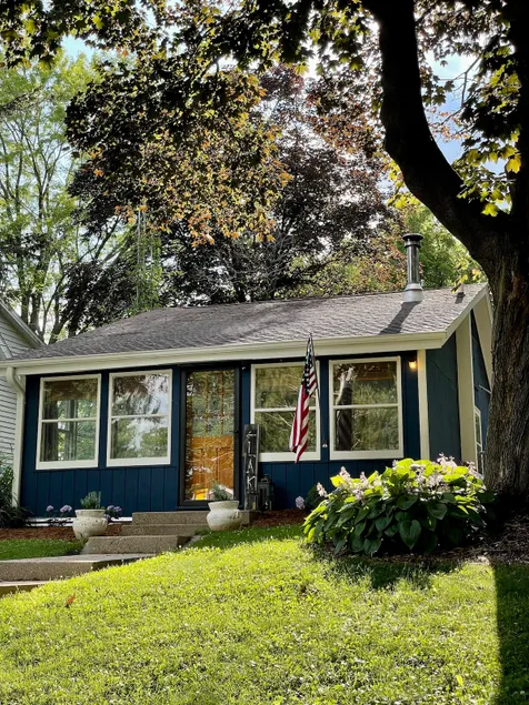 Lake Country Guest Cottage & Sauna - Image 1