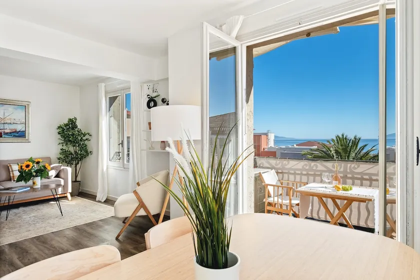 04. Bright apartment with balcony and sea view, close to the beach - Image 1