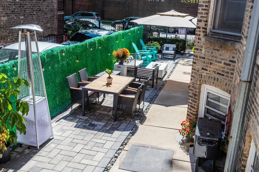 Lovely 5BD|3BR|Parking |Sleeps 16|Andersonville - Image 1