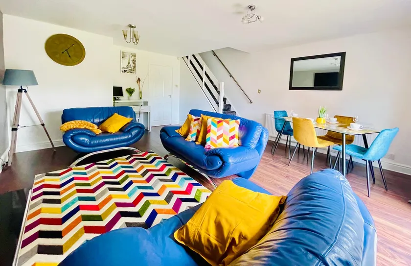 Mayfair Place - Cosy 3 Bedroom House with Free Parking - Image 1