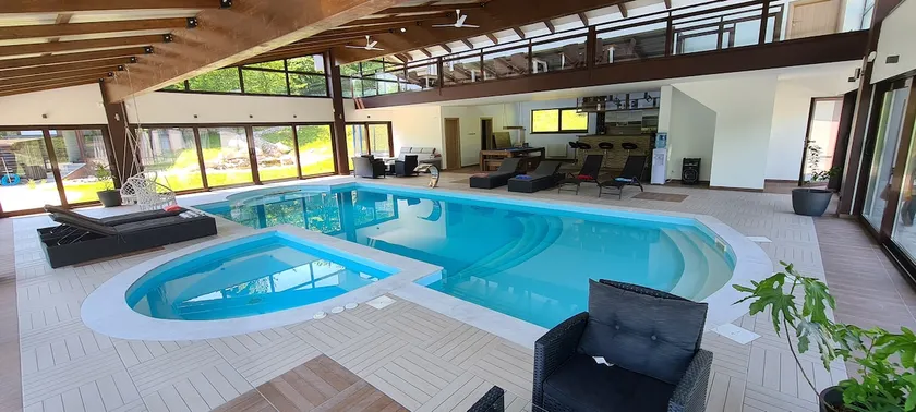 Luxury apartment with sauna and pool - Image 1