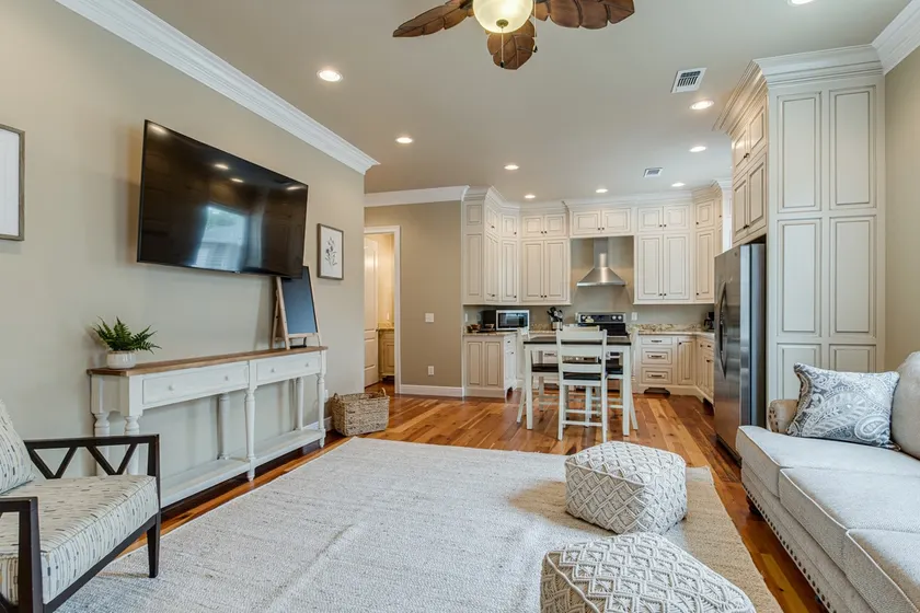 Live the Lakeside life in a 3 bed getaway +dock - Image 1
