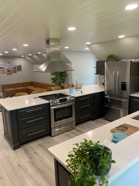 Large adorable 1 bedroom loft with ocean frontage - Image 1