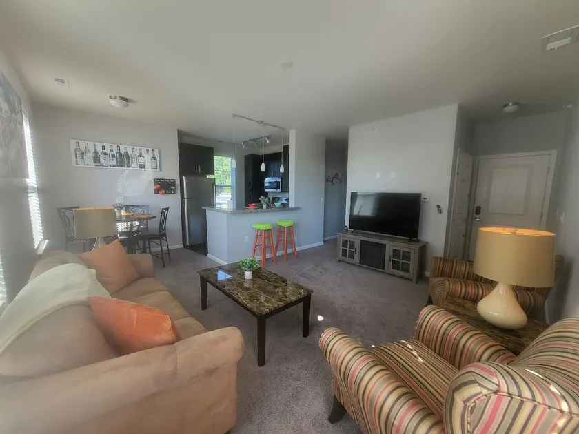 Luxury 1BR/1BA w/ Top Amenities in Prime Location - Image 1