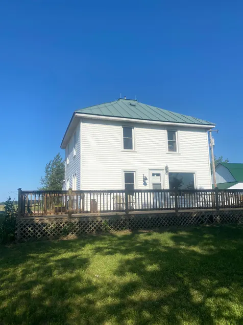 Cheerful farm house in country but close to town - Image 1