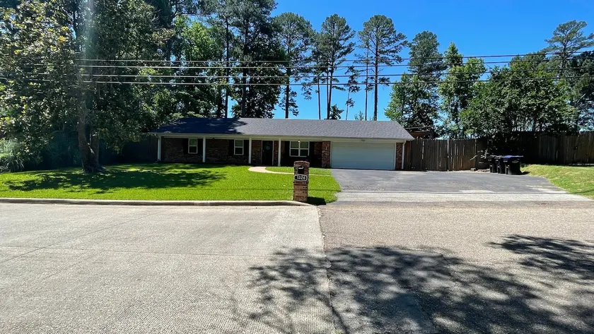 3 B/2Ba with large bckyrd- Close 2 everything! - Image 1