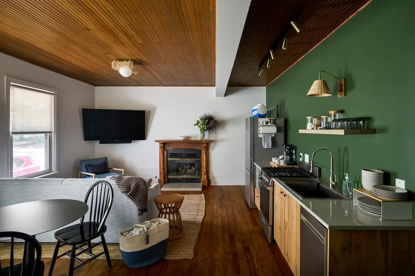 Large Two Bedroom, King + Bunks, Family Getaway - Image 1