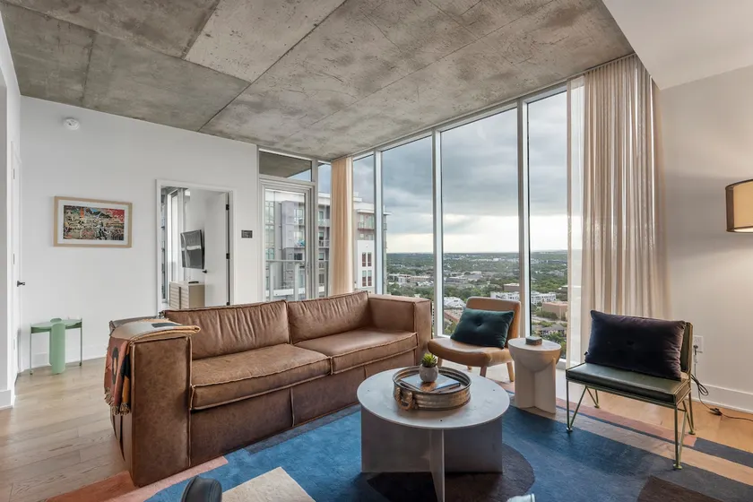Longhorn Penthouse * Mins from Rainey, 6th St - Image 1