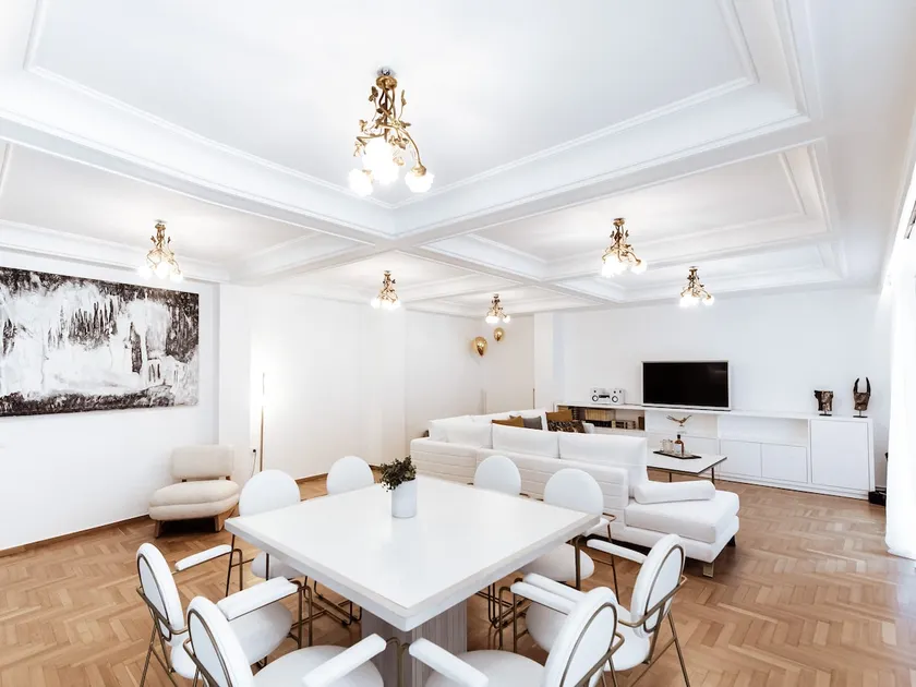 Luxury 3BR Apartment in the Heart of the City - Image 1