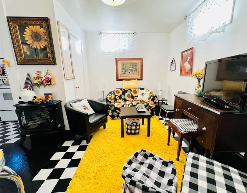 The Bee Hive Mandan, king bed, outdoor pool - Image 1