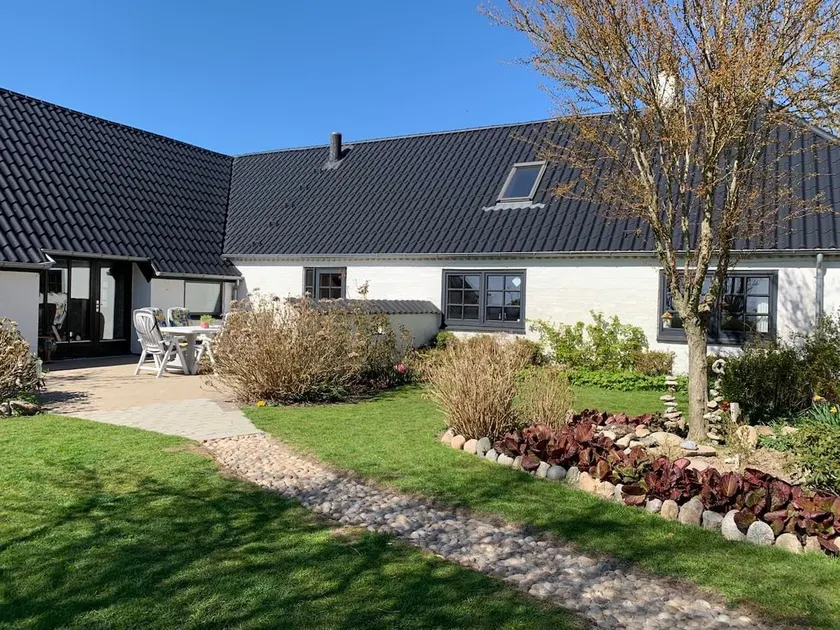 Spacious Countryside Summerhouse Near Beach - Image 1