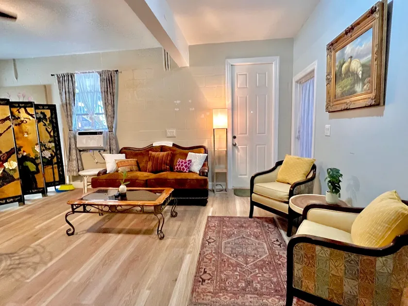 Central, Two Bedroom Guesthouse - Image 1