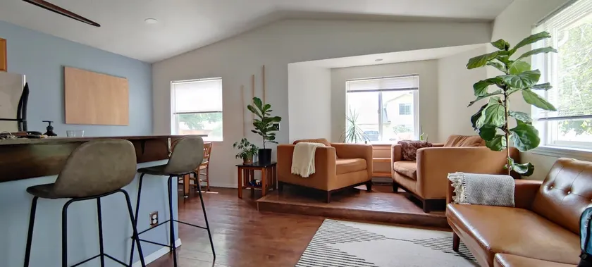 Sunny Riverfront Abode - Image 1