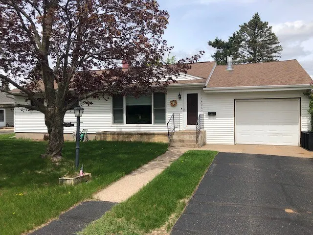 Very nice 3 bedroom home with fireplace and space - Image 1