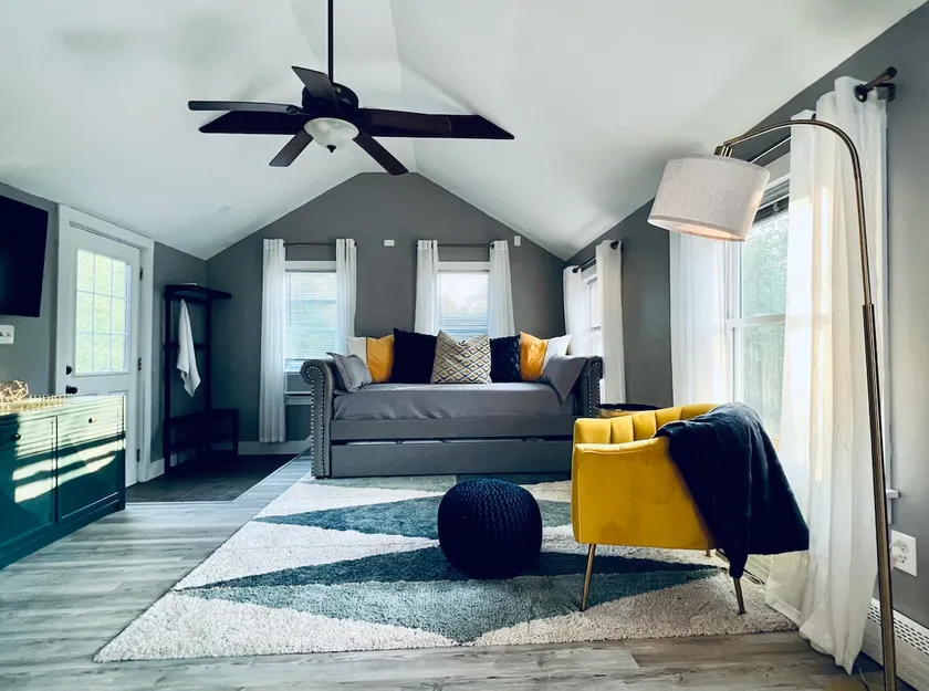 Contemporary cottage minutes from the heart of town! - Image 1