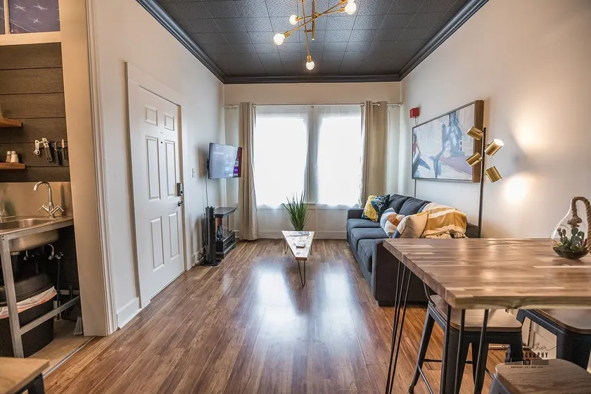 Chic Downtown | Close to Hospitals & Food Trucks - Image 1