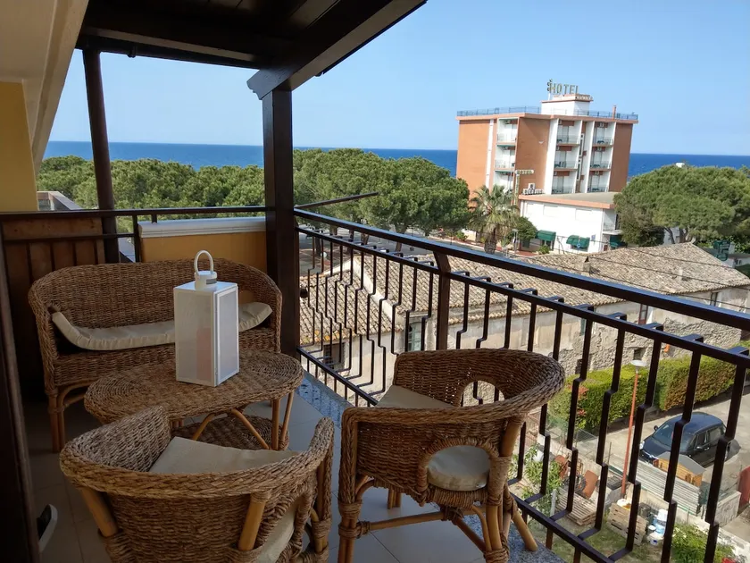 Loft-style apartment just steps from the sea - Image 1