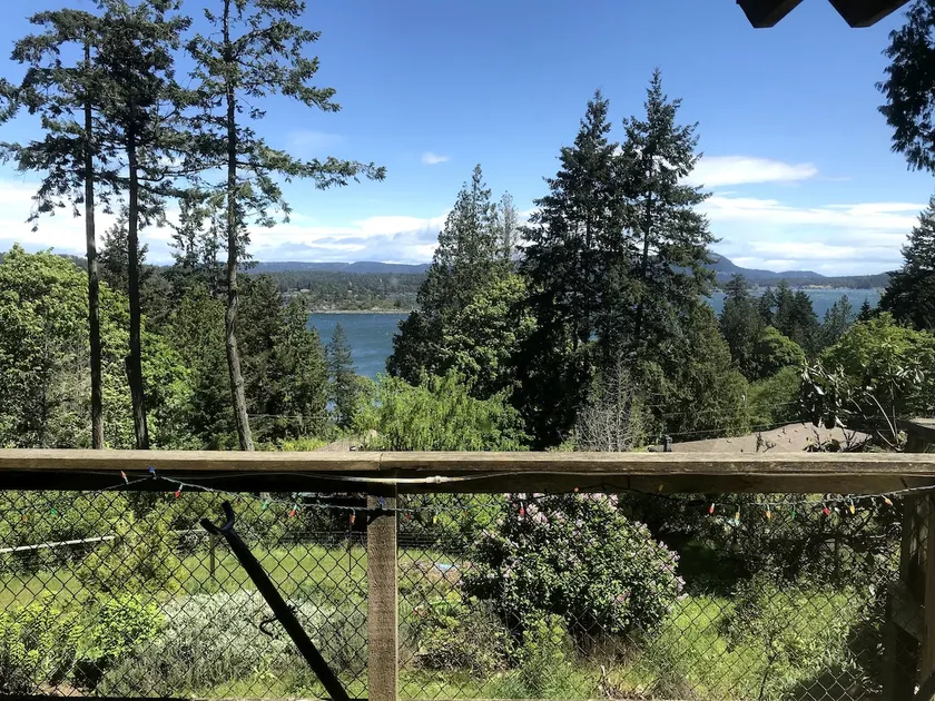 Cozy, oceanview hideaway with deck & BBQ - Image 1