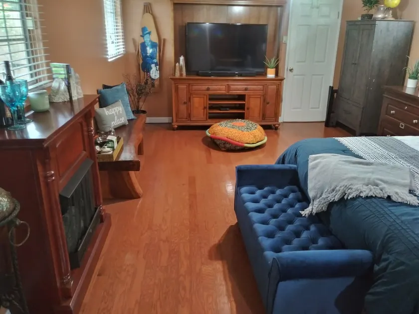 Cody's Oasis Cali King bed guest house - Image 1