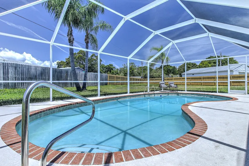 Lovely Modern POOL home. 13 mins to the Beach! - Image 1