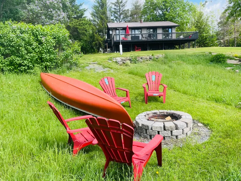 Cozy lakeside cottage with breathtaking views & amazing fishing  - Image 1